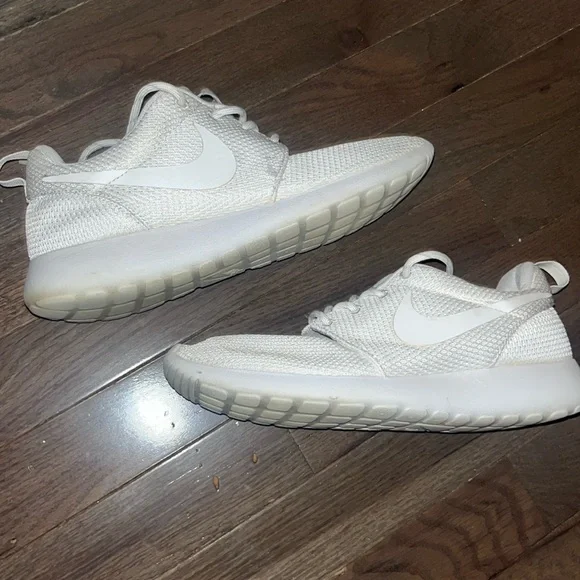Nike | Shoes | Womens Classic Nike All White Roshe Run Shoes  display picture 3